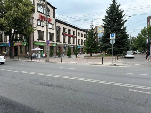 #громадськемісце Автомобілям на тротуар – зась: на одній із вулиць Рівного встановили обмежувальні стовпчики #рівне #rivne