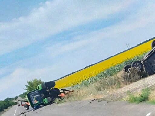 #громадськемісце На Кiровоградщинi зiштовхнулися позашляховик i трактор: постраждали дiти #кропивницький #kropyvnytskyi