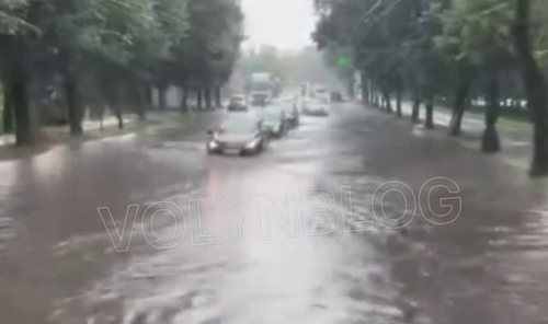 #громадськемісце Після легенького дощу у Луцьку знову попливли вулиці (відео) #луцьк #lutsk