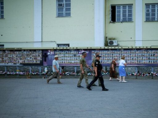 #громадськемісце У Луцьку розширять фотостенд загиблих за Україну #луцьк #lutsk