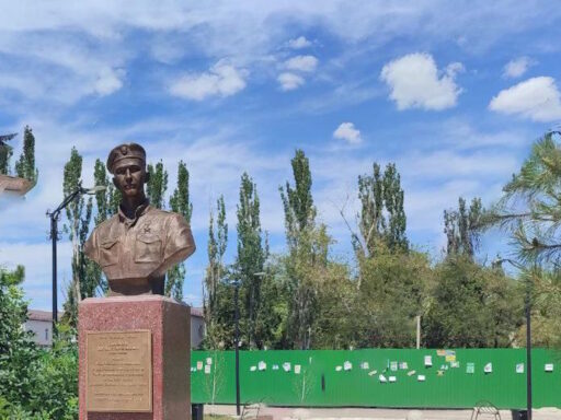 #громадськемісце У Маріуполі встановили пам’ятник російському військовому, який нищів місто #луганськ #lugansk #луганск