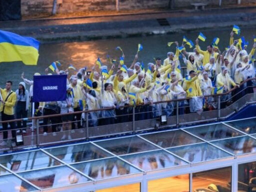 #громадськемісце У Парижі відбулась незвична церемонія відкриття Олімпіади-2024. Українську команду зустріли оваціями #чернівці #chernivtsi