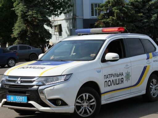#громадськемісце У Слов’янську поліція затримала чоловіка: намагався проникнути до магазину і пошкодив чужу автівку (відео) #луганськ #lugansk #луганск