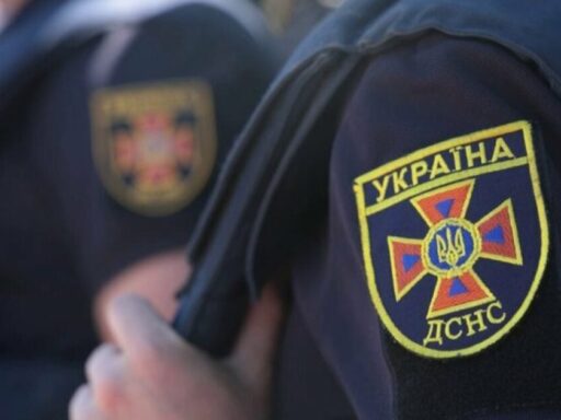 #громадськемісце У Торецьку рятувальники транспортували до лікарні пораненого внаслідок обстрілу чоловіка #луганськ #lugansk #луганск