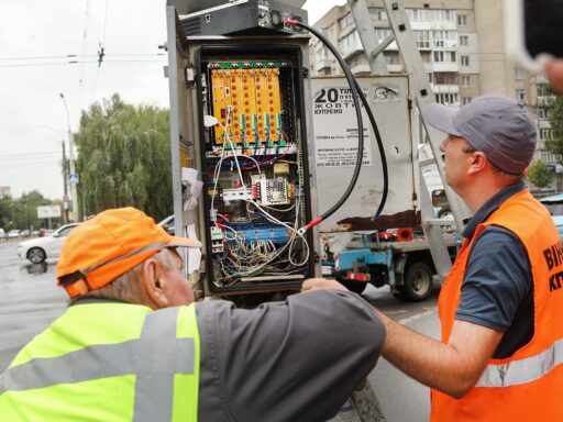 #громадськемісце У Вінниці на двох перехрестях замінили системи безперебійної подачі напруги для роботи світлофорів #вінниця #vinnytsia