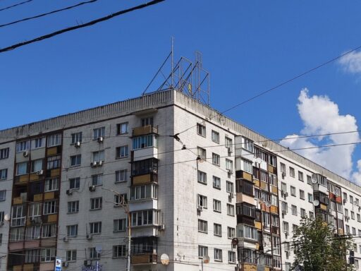 #громадськемісце З даху будинку на Печерську зняли незаконну рекламу на “60 квадратів” #київ #kyiv