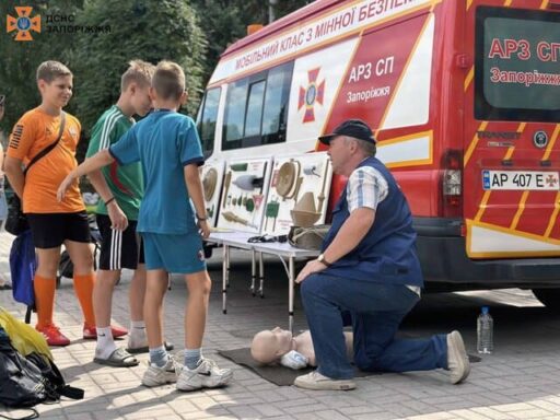 #громадськемісце Запорізькі рятувальники навчають громадян безпечно поводитися з вибухонебезпечними предметами #запоріжжя #zaporizhia