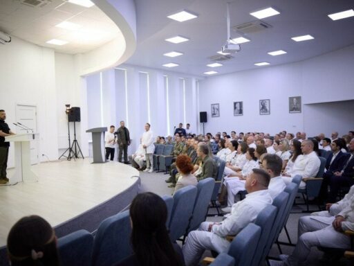 #громадськемісце Зараз немає в Україні такої лікарні, яка не відчула би на собі, що таке війна, — Зеленський #луганськ #lugansk #луганск