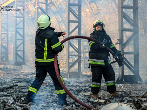 #громадськемісце Грузовик выгорел в ангаре в Слободском районе Харькова #харків #kharkiv