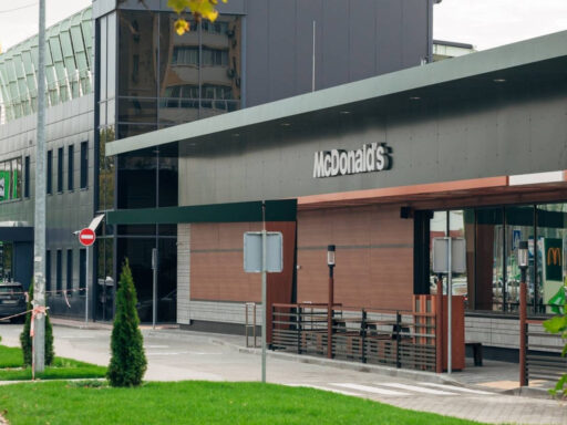 #громадськемісце Мережа McDonald's відкрила в Одесі перший заклад у співпраці з OKKO #миколаїв #mykolaiv