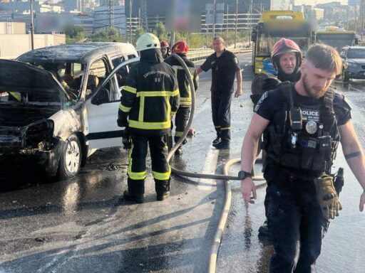 #громадськемісце У Києві полумʼя охопило автомобіль Peugeot: на допомогу прийшли патрульні, – ФОТО #київ #kyiv