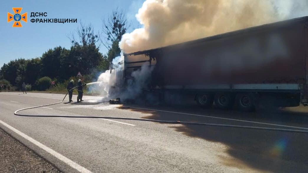 #громадськемісце Головна » Новини » Життя » Притрафунки » На Прикарпатті посеред дороги загорілась вантажівка На Прикарпатті посеред дороги загорілась вантажівка #іванофранківськ #ivanofrankivsk