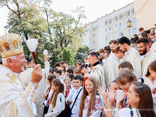 #громадськемісце Митрополит Володимир поблагословив учнів Католицького ліцею святого Василія Великого на новий навчальний рік #іванофранківськ #ivanofrankivsk