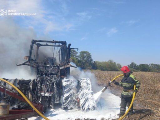 #громадськемісце На Кіровоградщині посеред поля горів трактор #кропивницький #kropyvnytskyi