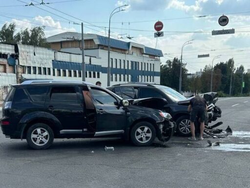 #громадськемісце У Харкові дві автівки не поділили перехрестя: один постраждалий #харків #kharkiv