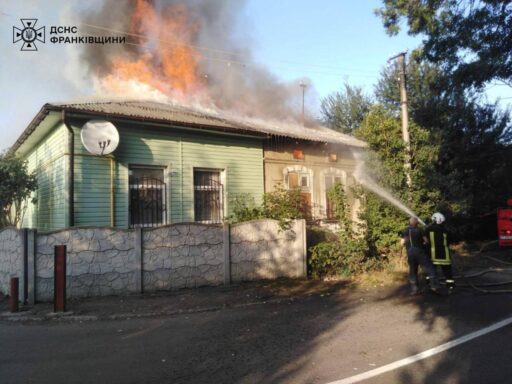 #громадськемісце В Івано-Франківську горів житловий будинок (ФОТО З МІСЦЯ) #іванофранківськ #ivanofrankivsk