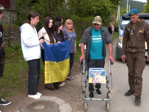 #громадськемісце Завдяки путильчанину Валерію Монарсі, який пішки на ходунках зібрав майже півмільйона гривень, 82-га буковинська бригада закупила потужну РЕБ, шість планшетів та полагодила дві автівки #чернівці #chernivtsi